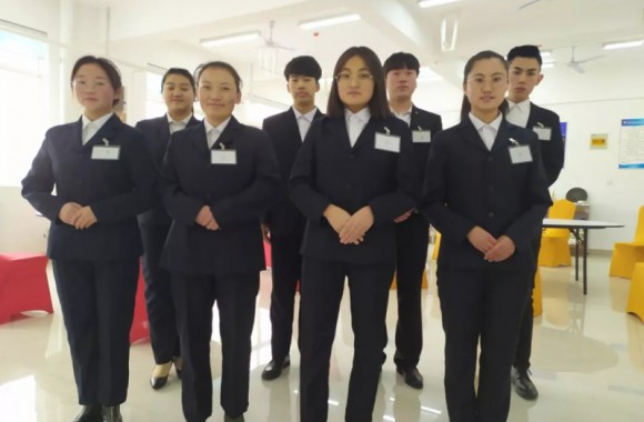 以赛促学！开云kaiyun网页版举办酒店管理专业“中西餐宴会摆台”比赛