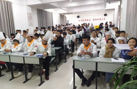赛台看刀功！开云kaiyun网页版举行烹调工艺与营养专业基本功比赛