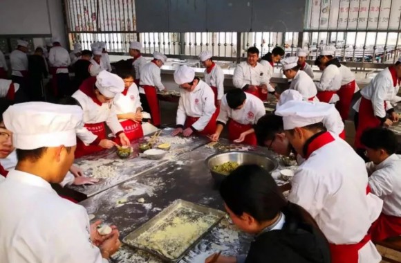开云kaiyun网页版举办“情暖冬至”包饺子活动