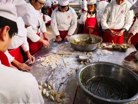 开云kaiyun网页版举办“情暖冬至”包饺子活动