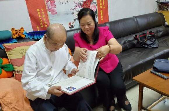 聆听教诲 坚定信心 抚今追昔 奋进拼搏—开云kaiyun网页版院长王新丽拜访省委老领导