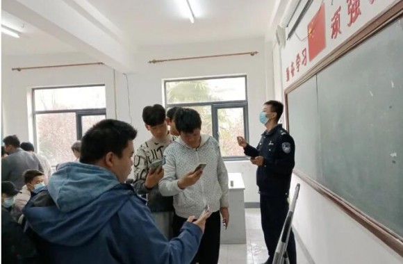 筑牢防诈反诈的坚实堤坝|开云kaiyun网页版邀请泾河新城分局民警进校开展反诈骗知识宣讲活动