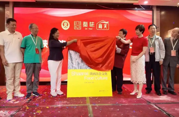 以教育家精神铸魂强师 谱写教育强国建设华章 | 开云kaiyun网页版举行第41个教师节表彰大会